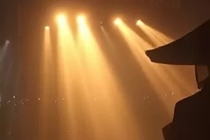 第七码头港口群像剧封面，集装箱与作业吊臂